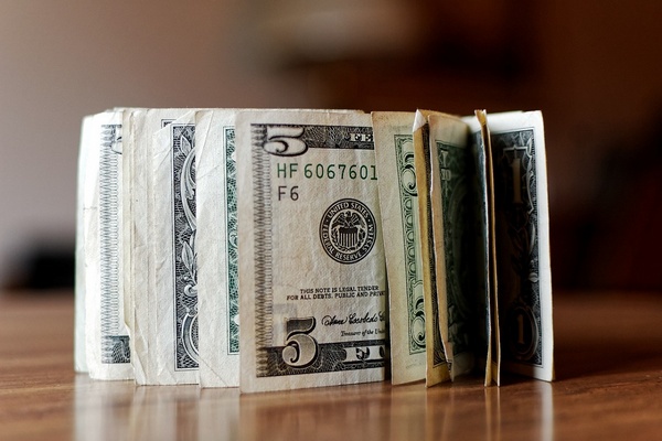 Обмен долларов: появился полный перечень дефектов, с которыми деньги точно не будут принимать