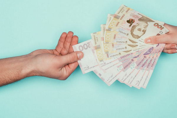 НБУ с августа ужесточит требования относительно наличных денег: что будет с зарплатами в конвертах