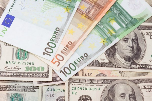 Не доллар и не евро: названа валюта, в которой украинцам нужно хранить сбережения