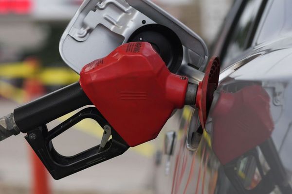 Цена бака бензина выше минимальной пенсии: в Украине подорожало топливо