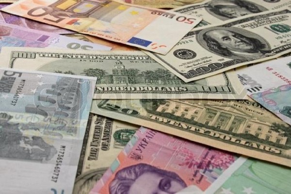 Доллар и евро теряют стабильность: украинцам назвали актив, в который лучше перевести сбережения