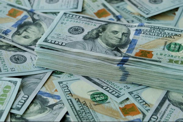 Украинцы массово скупают доллары: курс валют устроил “американские горки“