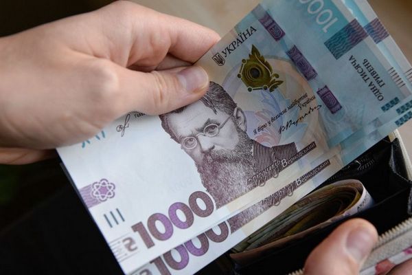 Всего за месяц средняя зарплата в Украине выросла на полтысячи: кому добавили больше всего