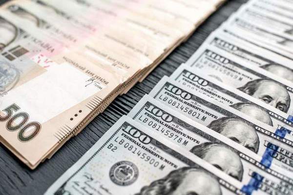 Доллар, евро или гривна: банкир назвал самую выгодную валюту для депозитов