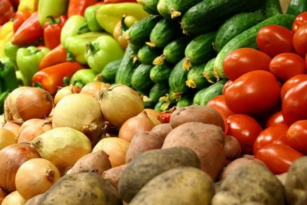 Первые осенние дожди изменили цены на овощи: сколько сейчас стоят помидоры, огурцы, лук и морковь