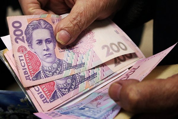 Украинцам повысят пенсии в марте и апреле 2024 года: на сколько вырастут выплаты