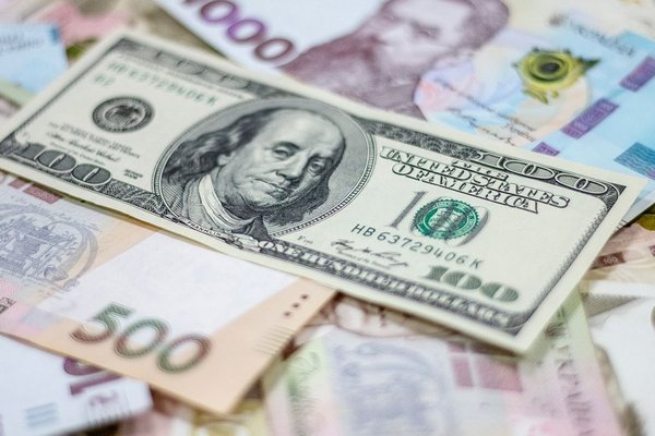 Доллар подешевел в начале недели: сколько стоит валюта в банках и обменниках