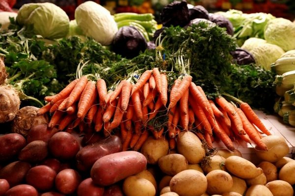Украинские супермаркеты изменили цены на картофель, капусту, лук и морковь в ноябре: где борщевой набор купить дешевле