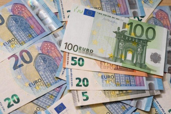 Доллар и евро обесцениваются: в какой валюте лучше хранить деньги в 2024 году