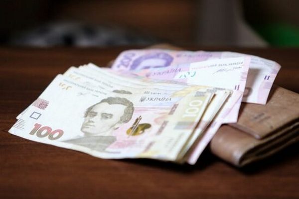 Украинцы могут получить денежную помощь от местных бюджетов: как подать заявку на выплаты
