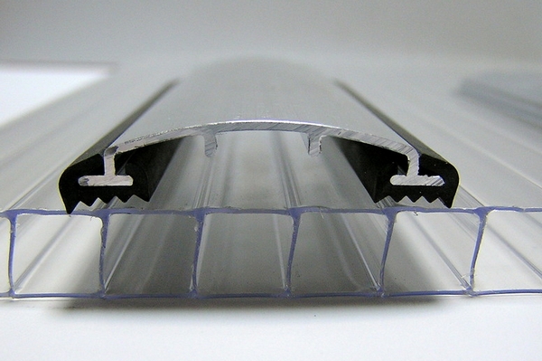Особенности алюминиевых профилей для композитных панелей