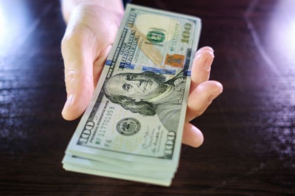 Украинцам стали продавать фальшивые доллары в обменниках