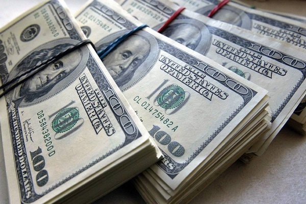 Украинцы начали жаловаться на доллары из ПриватБанка: в банке сделали заявление