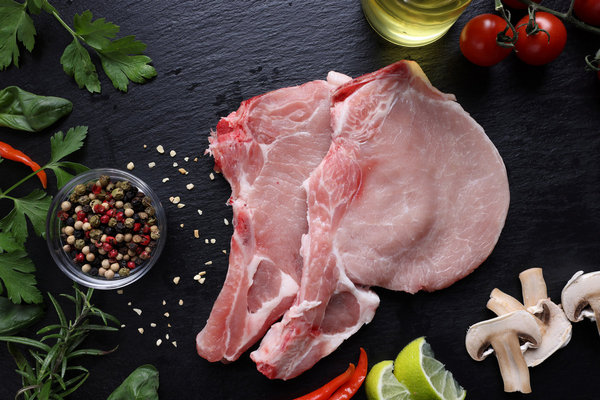 В украинских супермаркетах снизились цены на свинину, курятину и сало