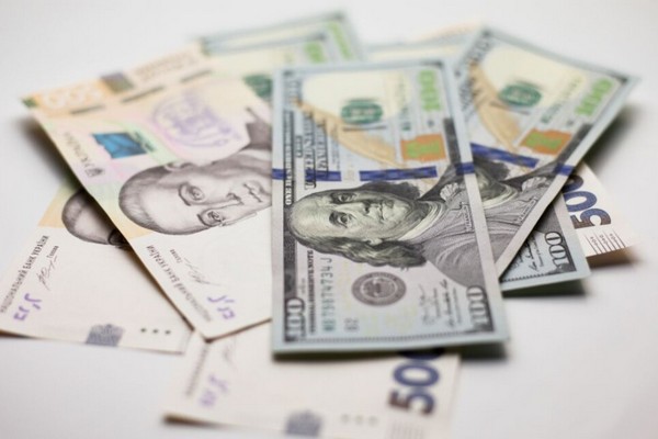 Официальный курс доллара впервые преодолел рубеж в 40 грн