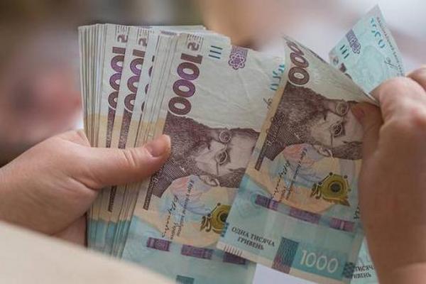 Один из трех самых прибыльных банков Украины ограничит карточные переводы с 1 июня