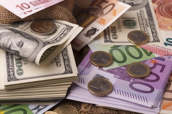 НБУ не может удержать гривну от падения, несмотря на резкое увеличение продажи валюты