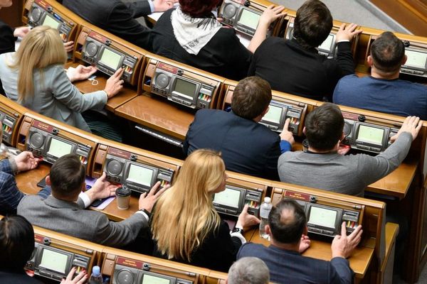 Депутаты повысили зарплаты своим помощникам в полтора раза