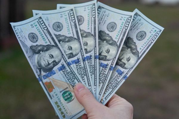 В некоторых обменниках украинцам выдают фальшивые доллары