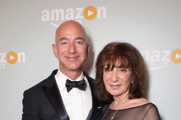 Скорбь Джеффа Безоса: умерла мать, которая поверила в Amazon