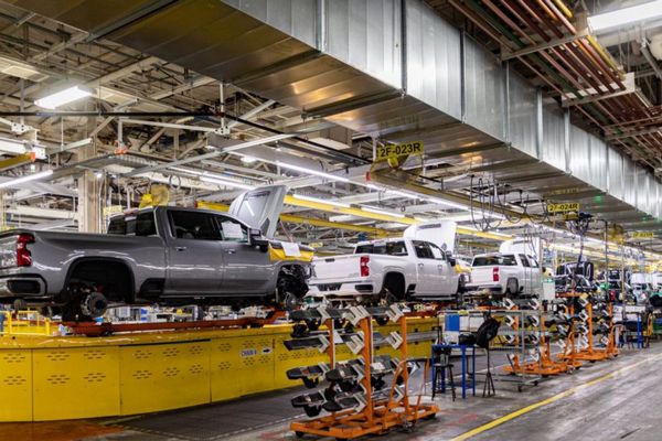 Почему США снизили пошлины на автомобили из ЕС: причины и последствия