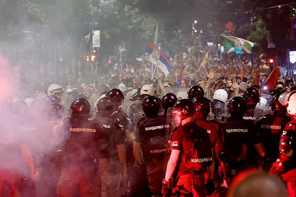 Столкновения в Белграде: протесты в Сербии против властей и их последствия