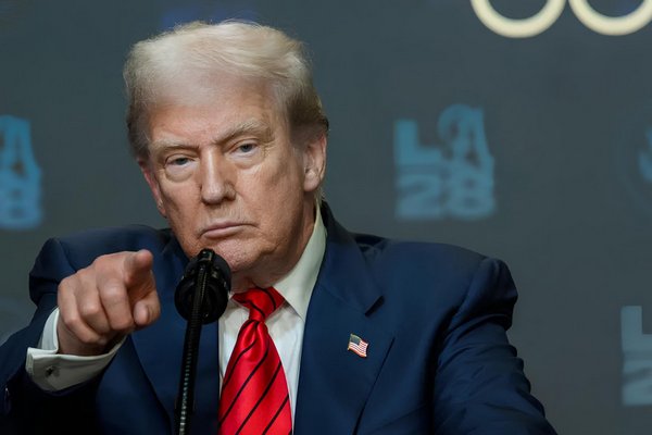 «Обвисшее лицо»: новая волна слухов о здоровье Дональда Трампа