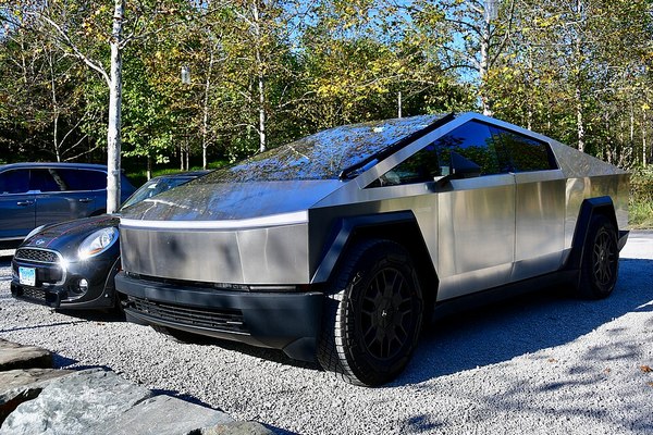 Бюджетный Cybertruck RWD: начало и быстрый конец