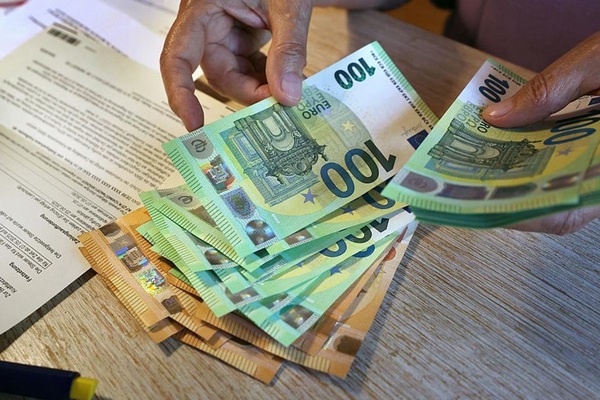 Доллар обгоняет евро: НБУ фиксирует 27%-ный рост ввоза наличной американской валюты