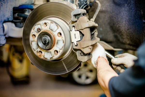 Замена тормозных колодок — забота о безопасности на каждом километре пути