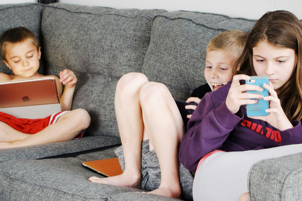 «Крадут детство»: почему Дания хочет запретить соцсети для детей до 15 лет