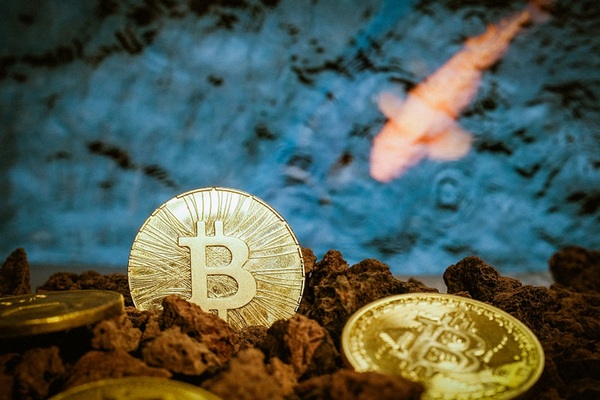 Bitcoin $74 400 и $90 000: как Трамп и ФРС управляют волатильностью криптовалюты