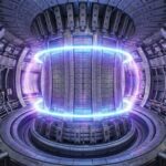 Высокотехнологичная камера термоядерного реактора (токамак) с ярко светящимся кольцом плазмы внутри, демонстрирующая мощь передовой науки.