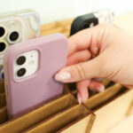 Смартфон в портфеле: как новые правила меняют школьную повседневность