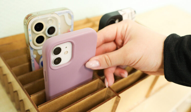 Смартфон в портфеле: как новые правила меняют школьную повседневность