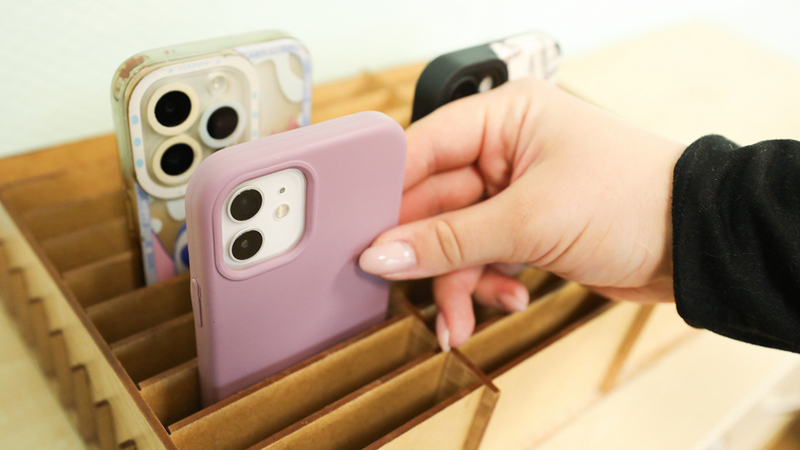 Смартфон в портфеле: как новые правила меняют школьную повседневность