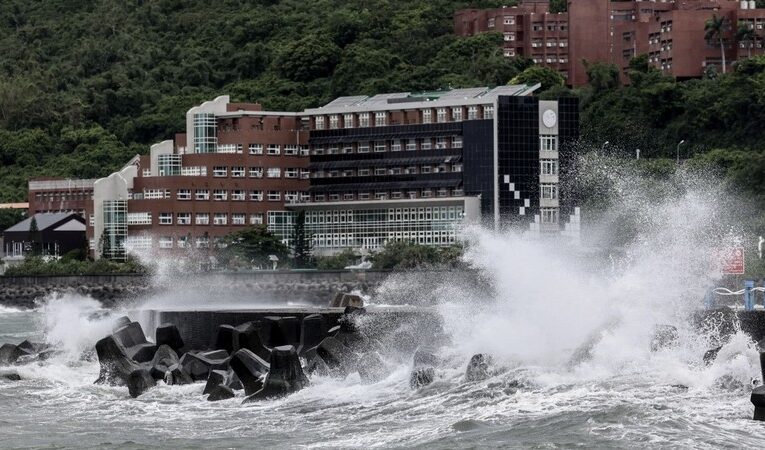 Великая сила океана: супертайфун «Синлаку» приближается к берегам