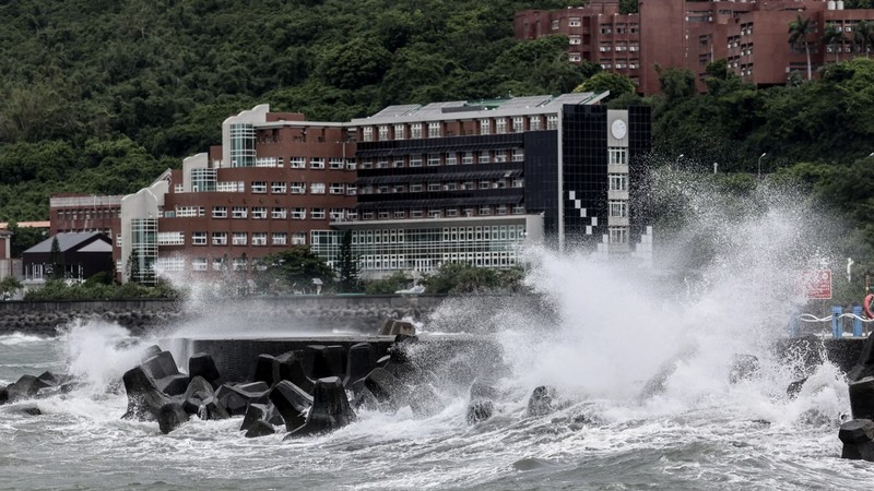 Великая сила океана: супертайфун «Синлаку» приближается к берегам