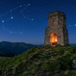 Реалистичное фото каменной башни на холме на фоне звездного неба со светящимися созвездиями и четко высеченным названием istoknews.com над аркой.