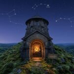 Реалистичное фото каменной башни на холме на фоне звездного неба со светящимися созвездиями и чётко высеченным названием istoknews.com над аркой.