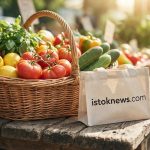 Плетеная корзина с яркими овощами и фруктами стоит на грубом деревянном прилавке.