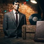 Яркий узкий галстук и старая пластинка «на костях» лежат на столе рядом с блокнотом istoknews.com.
