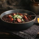 Рагу из черной фасоли с копченостями: баланс вкуса и сытости