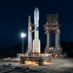 Космическая ракета H3 на стартовой площадке в свете ночных прожекторов