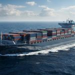 Современный коммерческий контейнеровоз на открытой морской глади в дневное время