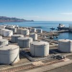 Крупные резервуары для хранения нефти и нефтепродуктов на терминале