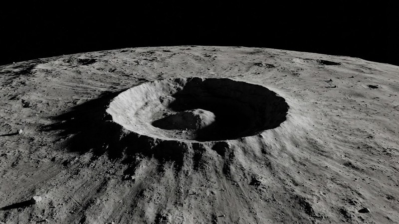 Свежий ударный кратер от падения ракетной техники на лунной поверхности
