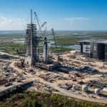 Масштабний будівельний майданчик майбутнього космодрому SpaceX на узбережжі в Луїзіані вдень