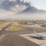 Панорамный вид на взлетную полосу на фоне вулкана Этна