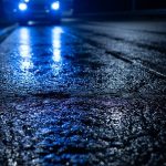 Отражение проблесковых маячков на асфальте автомагистрали во время ликвидации ДТП